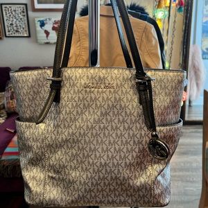 Michael Kors jet set travel bag. NWT